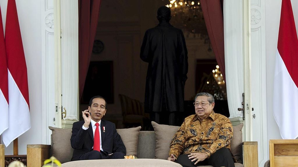 Presiden Joko Widodo (kiri) berbincang dengan Presiden Ke-6 RI Susilo Bambang Yudhoyono (kanan), di teras belakang Istana Merdeka, Jakarta, Jumat (27/10/2017).