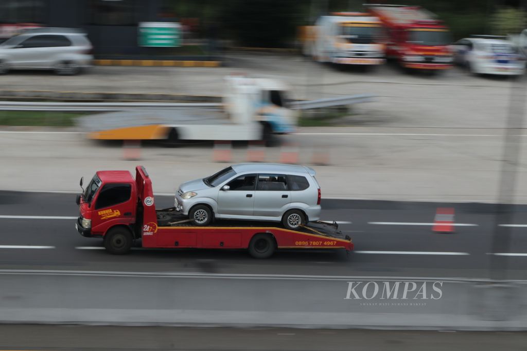 Sebuah mobil mogok diderek truk derek di Tol Jakarta-Cikampek, km 72 arah Jakarta pada Sabtu (13/04/2024)