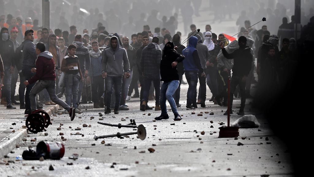 Warga Palestina terlibat bentrokan dengan tentara Israel di kota Bethlehem, Tepi Barat, Kamis (7/12). Para pengunjuk rasa menentang keputusan Presiden Amerika Serikat Donald Trump yang mengakui Jerusalem sebagai ibu kota Israel.