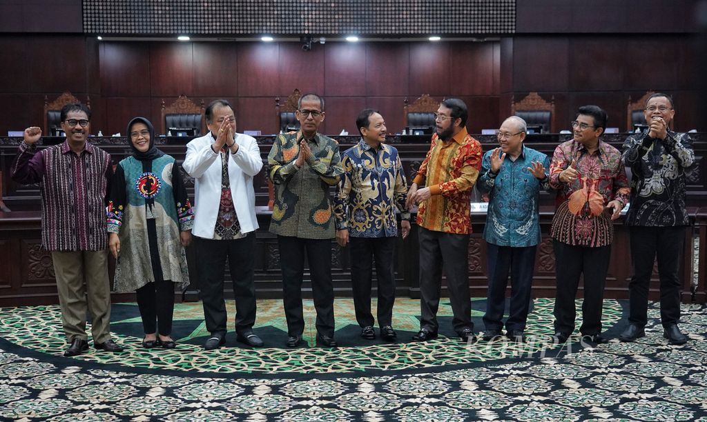 Suasana saat hakim konstiusi yang terpilih menjadi Ketua Mahkamah Konstitusi Suhartoyo (tengah) berfoto bersama dengan delapan hakim konstitusi lainnya seusai pemilihan dan pengumuman Ketua Mahkamah Konstitusi (MK) baru di Gedung Mahkamah Konstitusi, Jakarta, Kamis (9/11/2023). 