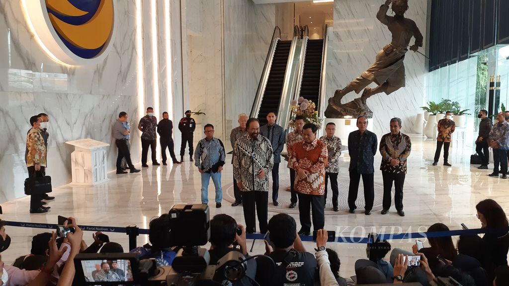 Ketua Umum Partai Gerindra Prabowo Subianto bersama Ketua Umum Partai Nasdem Surya Paloh memberikan keterangan pers seusai melakukan pertemuan di Nasdem Tower, Rabu (1/6/2022), di Jakarta.