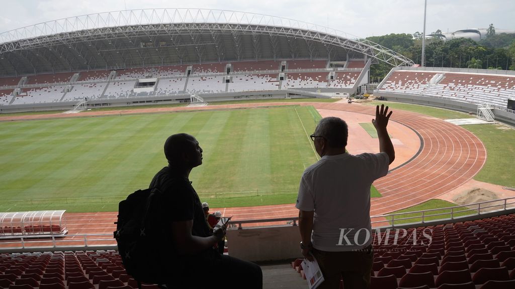 Perwakilan FIFA melakukan inspeksi terakhir kesiapan Piala Dunia U-20 di Stadion Gelora Sriwijaya Jakabaring (GSJ), Palembang, Sumatera Selatan, Kamis (23/3/2023). Sejak Oktober 2022, delegasi FIFA sudah empat kali meninjau stadion yang akan dijadikan salah satu tempat penyelenggaraan Piala Dunia U-20 tersebut. Inspeksi terakhir tersebut menentukan terpilihnya stadion ini menjadi salah satu tempat penyelenggaraan.