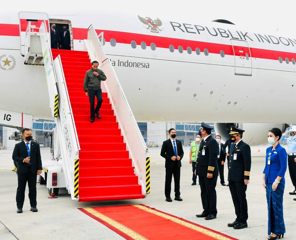 Pesawat Garuda Indonesia-1 yang membawa Presiden Joko Widodo dan rombongan mendarat di Bandar Udara Internasional Soekarno Hatta, Tangerang, Banten, Jumat 5 November 2021.