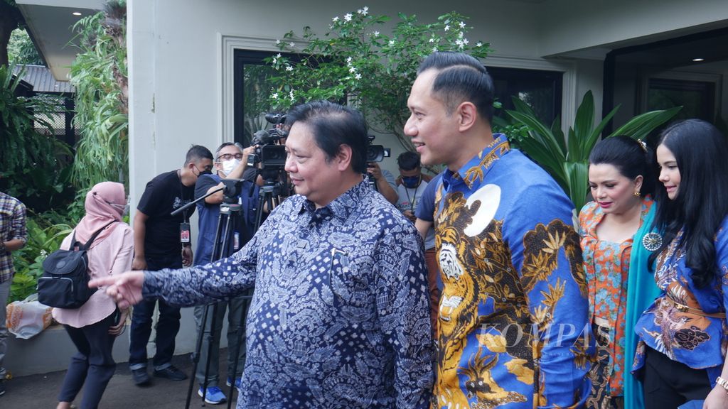 Ketua Umum Partai Golkar Airlangga Hartarto (kiri) dan Ketua Umum Partai Demokrat Agus Harimurti Yudhoyono (kanan) berjalan beriringan seusai bertemu di rumah dinas Airlangga di kompleks Widya Chandra 3, Nomor 6, Jakarta, Sabtu (7/5/2022). Partai Golkar dan Demokrat membuka peluang untuk berkoalisi pada Pemilu 2024.