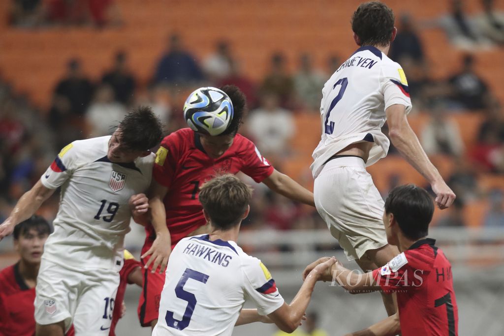 Pemain Korea Selatan dan pemain Amerika Serikat berebut bola saat berlaga di babak penyisihan Grup E Piala Dunia U-17 2023 di Stadion Internasional Jakarta (JIS), Minggu (12/11/2023). 