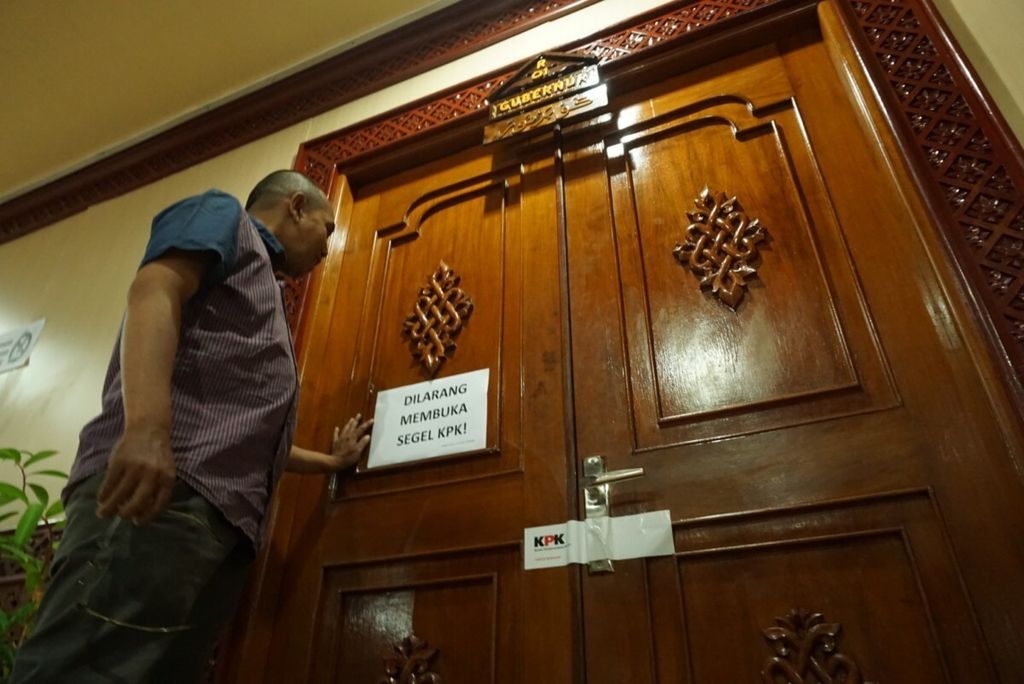 Ruangan kerja Gubernur Aceh Irwandi Yusuf disegel Komisi Pemberantasan Korupsi, Kamis (5/7/2018). Sehari setelah Irwandi Yusuf ditetapkan sebagai tersangka dalam kasus dugaan korupsi dana otonomi khusus Aceh.