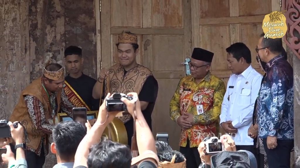 Tangkapan layar pemukulan gong dalam pembukaan acara budaya Mesiwah Pare Gumboh di Desa Liyu, Kecamatan Halong, Kabupaten Balangan, Kalimantan Selatan, Jumat (21/7/2023).