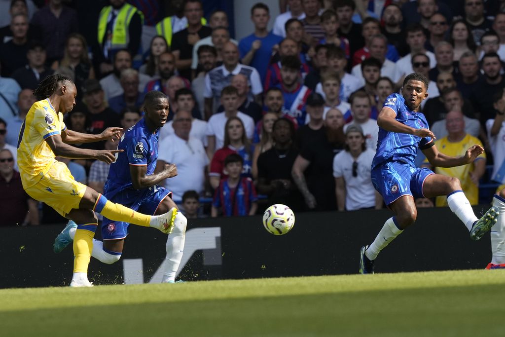 Gelandang Crystal Palace, Eberechi Eze, mencetak gol spektakuler saat lawan Chelsea pada laga Liga Inggris di Stadion Stamford Bridge, London, Minggu (1/9/2024). 