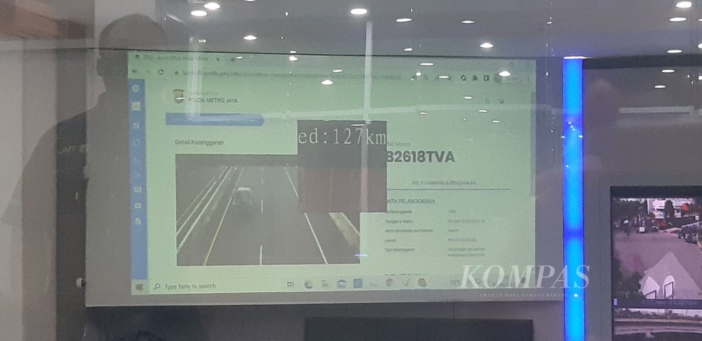 Layar yang menampilkan tangkapan foto kamera sistem ETLE di jalan tol. Petugas di ruang kerja TMC Polda Metro Jaya, Jakarta, kemudian bertugas memverifikasi gambar, data kendaraan, dan data yang ditangkap alat sensor di lokasi untuk mendapatkan bukti pelanggaran yang sah.