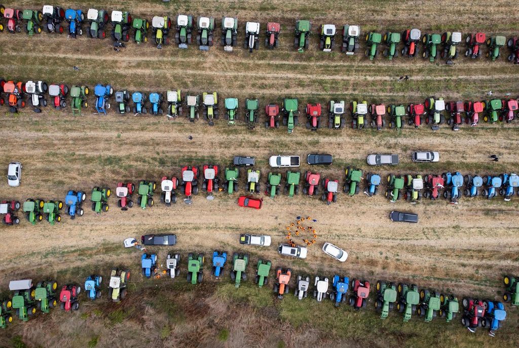 Dalam foto udara yang diambil pada Selasa (19/9/2023) tampak deretan traktor yang diparkir berderet di Dolni Bogrov, Sofia, Bulgaria. Para petani negeri itu menolak impor gandum dari Ukraina.