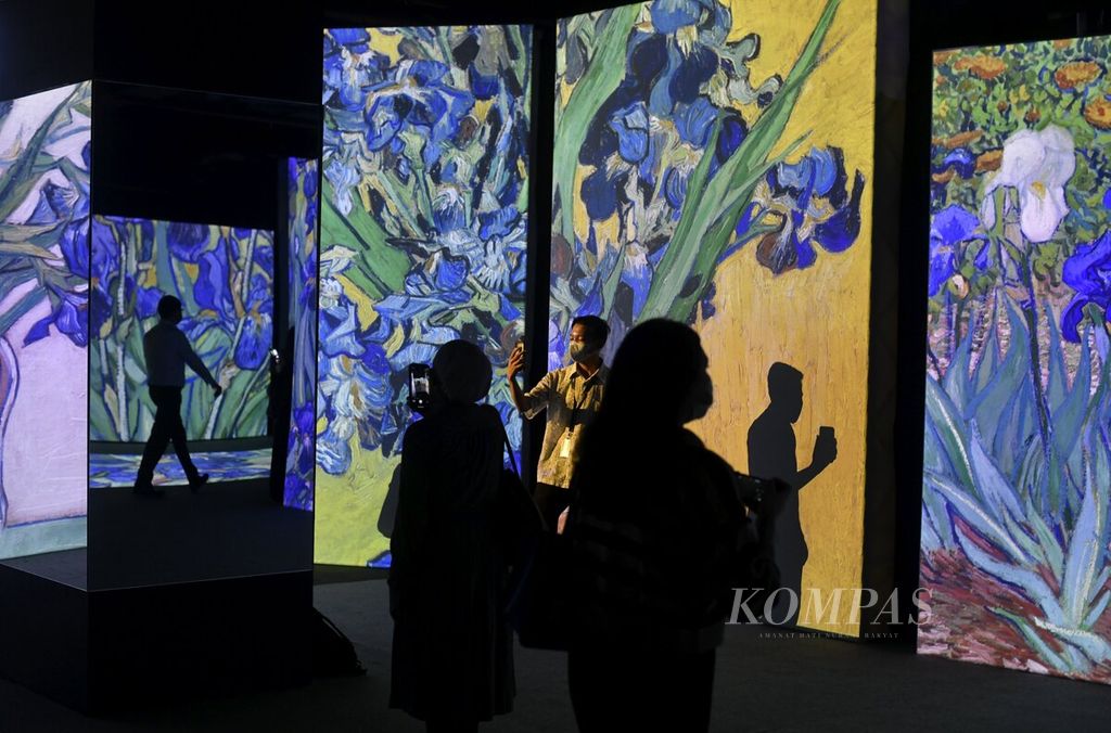 Several visitors enjoyed the works displayed at the opening of the Van Gogh Alive exhibition in Taman Anggrek Mall, West Jakarta, on Thursday (6/7/2023). Some famous Van Gogh paintings on display include The Starry Night, Sunflower, Sorrow, and The Potato Eaters. Van Gogh Alive, which has been showcased in 80 cities worldwide, will be available to the public in Jakarta from July 7 to October 9, 2023.