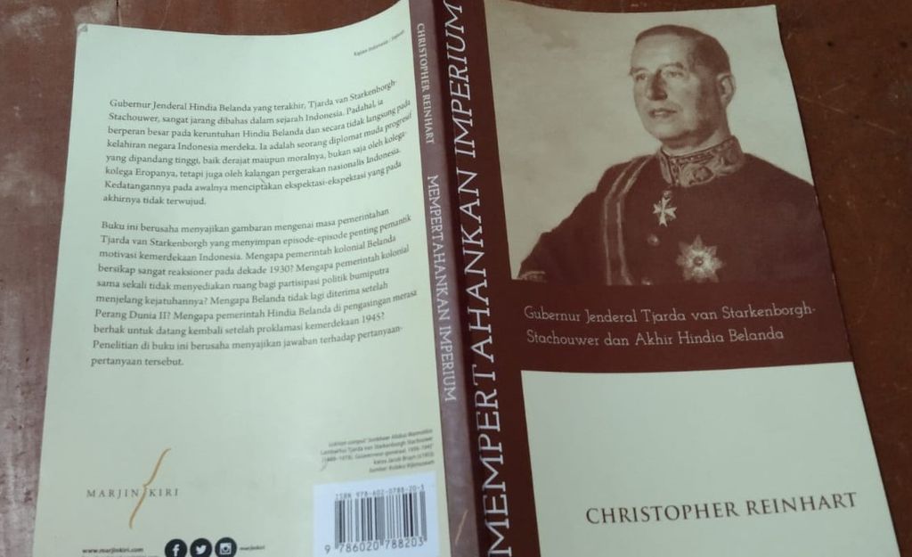 Sampul Buku Mempertahankan Imperium, Gubernur Jenderal Tjarda van Starkenborgh Stauchouwer dan Akhir Hindia Belanda (2021)
