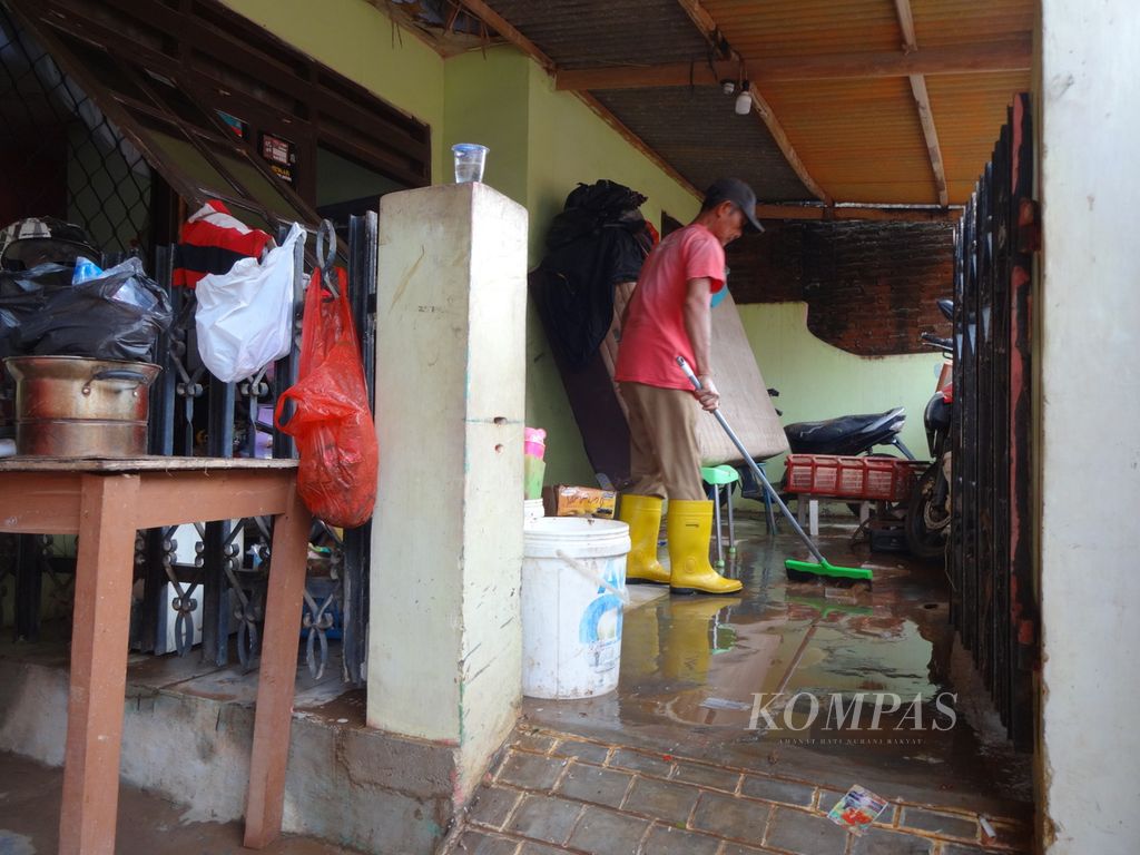 Warga yang terdampak banjir di Kelurahan Rajabasa Nunyai, Kecamatan Rajabasa, Kota Bandar Lampung, membersihkan rumah dari lumpur sisa banjir pada Minggu (25/2/2024) pagi. Warga masih mewaspadai adanya banjir susulan karena hujan deras masih terus mengguyur sebagian besar wilayah Lampung.