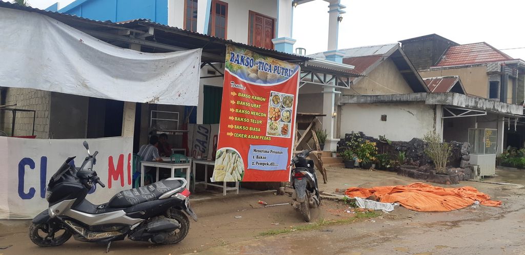 Salah satu kios pengecer pupuk bersubsidi di Muara Telang, Kabupaten Banyuasin, Sumatera Selatan, kerap didatangi petani untuk mengurus pupuk subsidi. Pengurangan alokasi untuk kawasan itu membuat pengecer mudah dicurigai tidak menyalurkan seluruh pupuk kepada petani.
