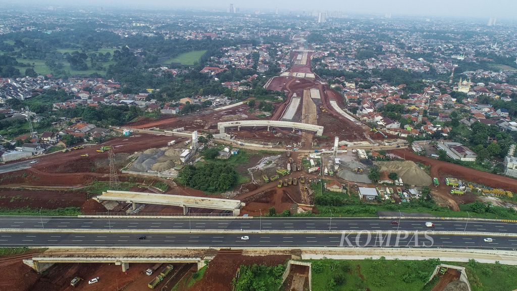Proses pembangunan Junction Krukut yang menghubungkan Tol Cinere-Jagorawi (Cijago) dengan Tol Depok-Antasari (Desari) dan Tol Cinere-Serpong di kawasan Krukut, Depok, Jawa Barat, Sabtu (28/5/2022).