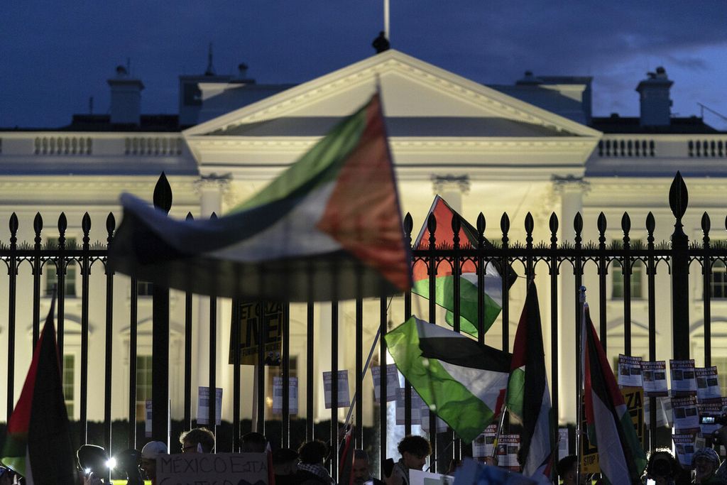 Para aktivis antiperang berunjuk rasa di depan Gedung Putih, Washington, Sabtu (4/11/2023), menyerukan dukungannya terhadap perjuangan rakyat Palestina dan mendesak gencatan senjata di Gaza. 
