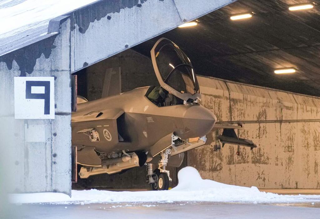 Jet tempur F-35 milik Norwegia di Pangkalan Udara Keflavik pada 1 Februari 2024. Pada Senin (12/2/2024), Pengadilan Tinggi Belanda memerintahkan penundaan ekspor suku cadang F-35 ke Israel.