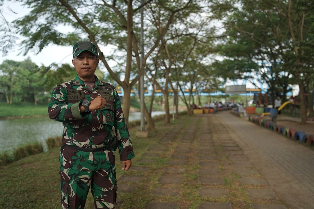 Pembantu Letnan Dua Dadik Mauludin (42) saat ditemui di Taman Air Citarum Harum Sektor 6, Baleendah, Kabupaten Bandung, Jawa Barat, pada Senin (6/2/2023).