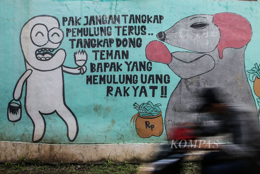 Mural soal korupsi di kawasan Cipayung, Tangerang Selatan, Banten, Jumat (7/5/2021). 
