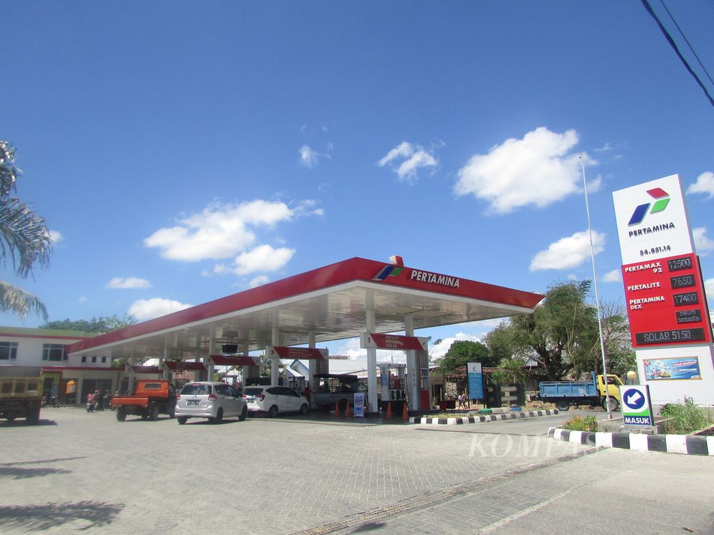 Stasiun pengisian bahan bakar untuk umum di Kota Kupang, Kamis (1/9/2022). Tidak terjadi antrean di SPBU di 15 SPBU di Kota Kupang dan kota-kota kabupaten lain. Jika terpaksa BBM bersubsidi dinaikkan, pemerintah sudah mempertimbangkan dampak baik dan buruknya ke depan.