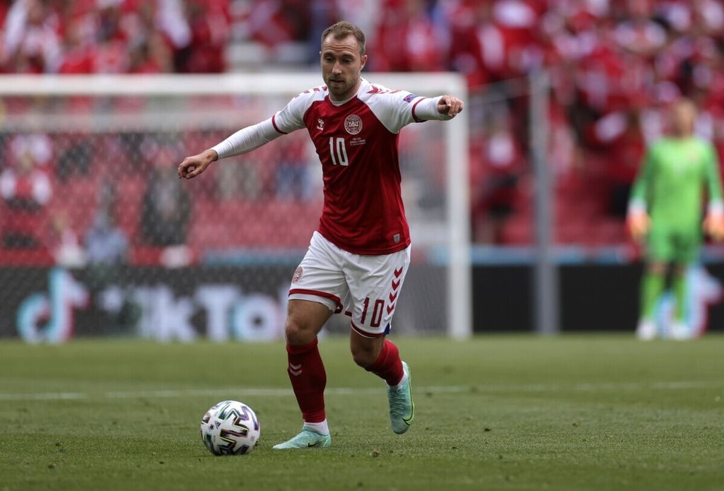 Pemain timnas Denmark, Christian Eriksen, mengontrol bola saat melawan Finlandia pada Grup B Piala Eropa di Stadion Parken, Copenhagen, Denmark, Sabtu (12/6/2021). Pada laga itu, Eriksen mengalami serangan jantung.