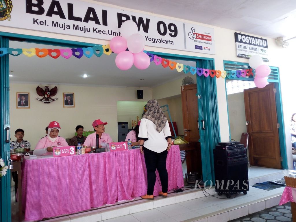 Warga menggunakan hak pilihnya di TPS 15 Kelurahan Muja Muju, Kota Yogyakarta, Rabu (14/2/2024). Suasana TPS dipenuhi atribut berwarna pink sebagai simbol perayaan Hari Valentine yang diperingati tiap 14 Februari.