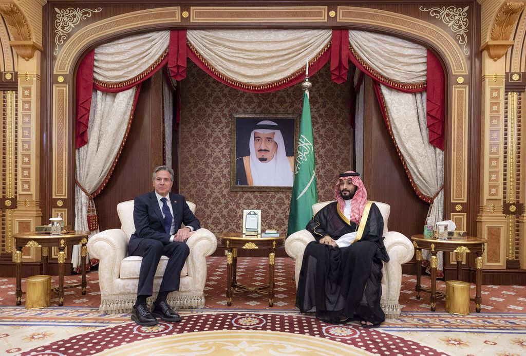 Putra Mahkota Kerajaan Arab Saudi Pangeran Mohammed bin Salman bertemu dengan Menteri Luar Negeri Amerika Serikat Antony Blinken di Jeddah, Arab Saudi, 7 Juni 2023.  