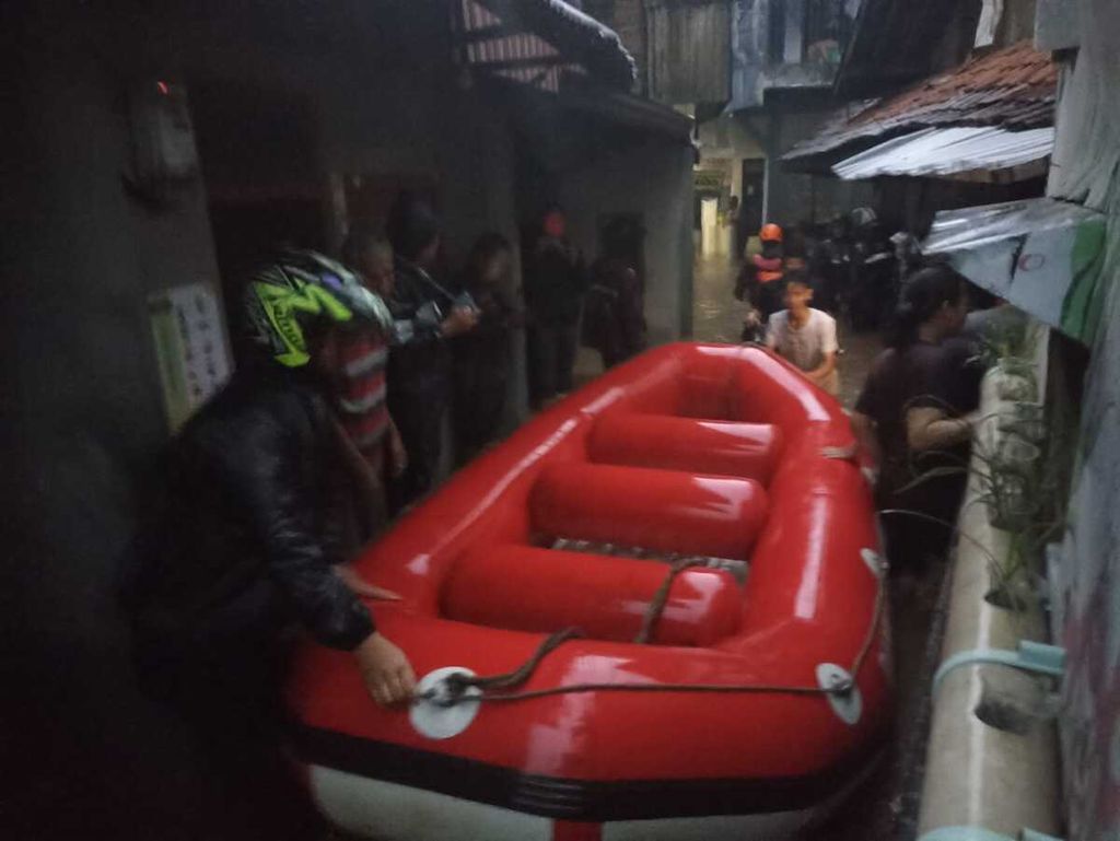 Salah satu lokasi banjir di Kelurahan Braga, Kota Bandung, Jawa Barat, Kamis (11/1/2024). Tim Dinas Pemadam Kebakaran dan Penanggulangan Bencana Daerah Kota Bandung menerjunkan perahu karet untuk mengevakuasi warga.