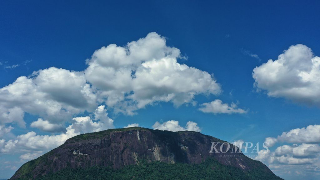 Obyek Taman Wisata Bukit Kelam yang berjarak sekitar 16 kilometer arah timur Kota Sintang, Kalimantan Barat, Rabu (13/10/2021). Bukit batu yang berpuncak dengan ketinggian 990 meter di atas permukaan laut tersebut memiliki kemiringan 15-40 derajat. 