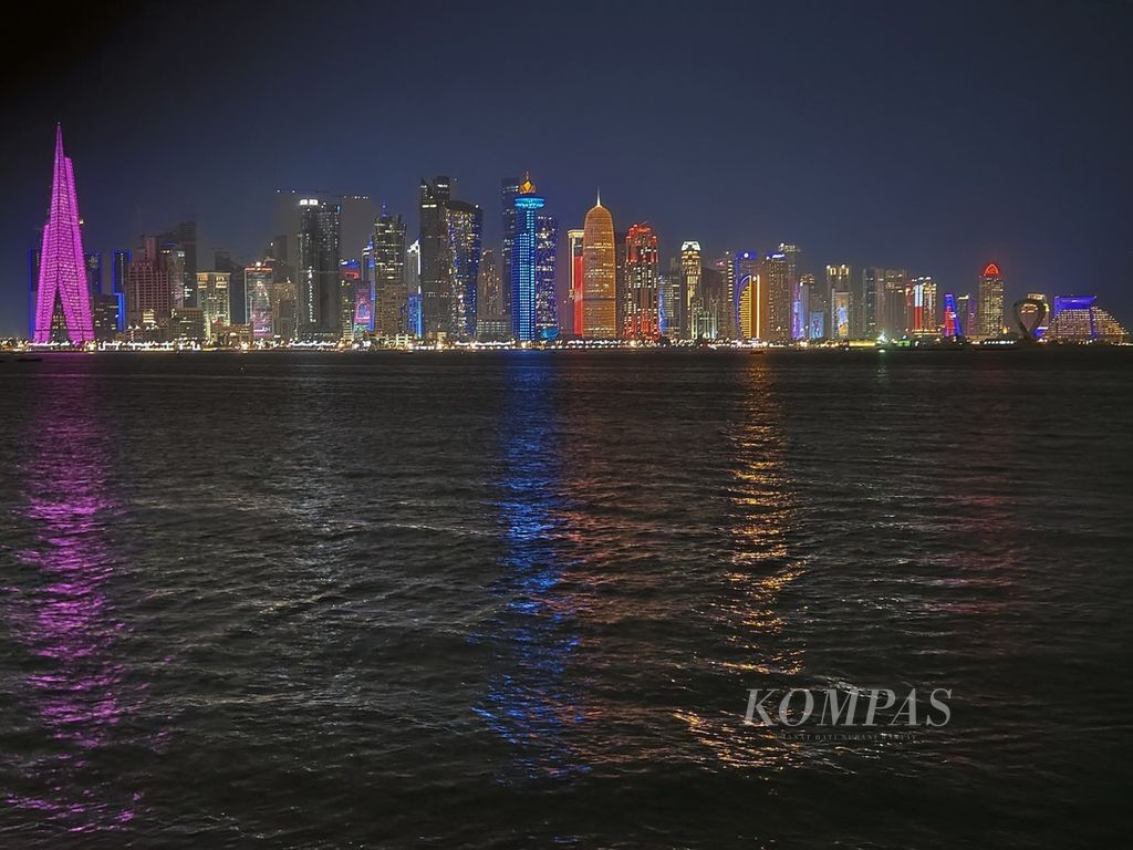 Pemandangan Teluk Persia dengan latar gedung-gedung di Distrik West Bay, Doha Qatar, Kamis (17/11/2022). Di malam hari, pemandangan West Bay indah berkat lampu-lampu yang menghiasi gedung.