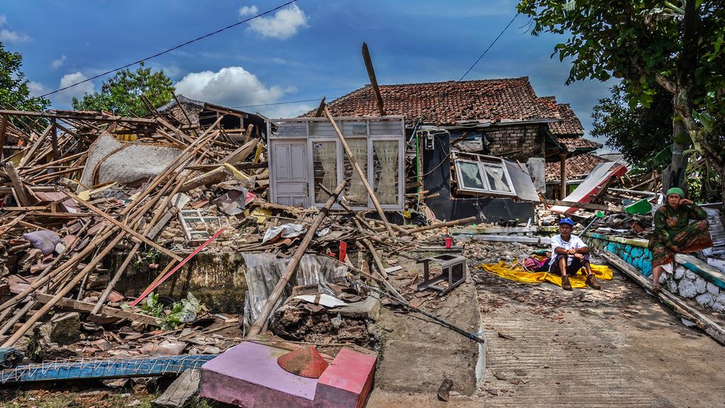 Salah satu rumah warga yang runtuh akibat gempa di Kampung Longkewang, Desa Gasol, Cugenang, Kabupaten Cianjur, Jawa Barat, Selasa (22/11/2022).