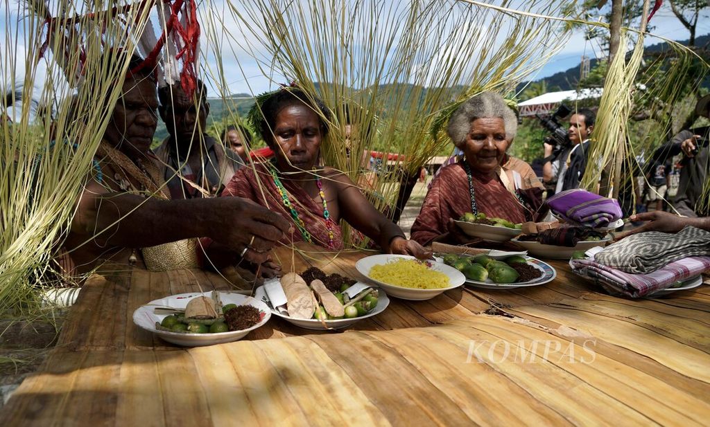 Masyarakat adat suku Moi meletakkan sesaji hasil bumi saat pembukaan Festival Egek di Kampung Malaumkarta, Distrik Makbon, Kabupaten Sorong, Papua Barat Daya, Senin (5/6/2023).
