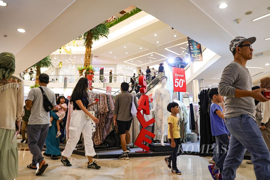 Gerai pakaian memasang diskon Ramadhan untuk menarik pembeli di salah satu mal di Jakarta, Jumat (29/3/2024). Momentum libur Jumat Agung dimanfaatkan warga untuk mencari hiburan di pusat perbelanjaan.  