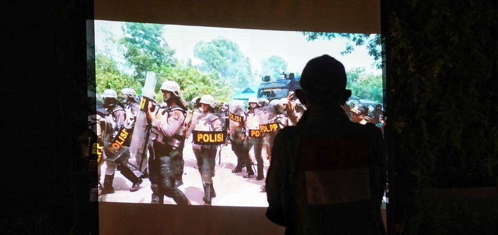 Video dokumentasi yang menggambarkan kekuatan aparat saat mengusir warga diputar saat digelar Solidaritas dan Doa Bersama Untuk Rempang yang digelar bersama-sama sejumlah aliansi aktivis kemanusiaan dan HAM di halaman kantor Pusat Dakwah Muhammadiyah, Jakarta, Jumat (15/9/2023) malam.