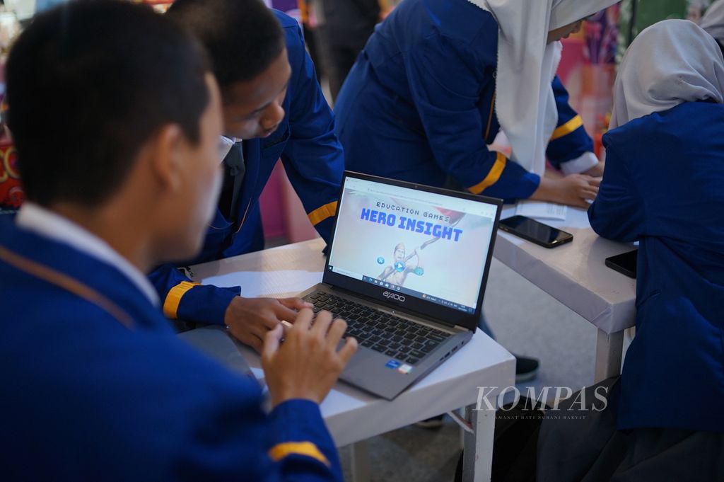 Para peserta dari SMKN 1 Gunungputri mempersiapkan gim buatan mereka yang berujudul "Hero Insight" jelang pembukaan acara puncak Lomba Cipta Game Nasional Powered by AI 2023 di Cibubur, Depok, Jawa Barat, Sabtu (18/11/2023).