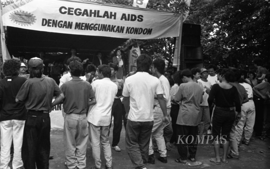 Selesai penyuluhan bahaya penyakit AIDS dan pembagian kondom gratis, para penghuni dan tamu kompleks Kramat Tunggak berjoget gembira diiringi orkes dangdut, (11/12/1991).
