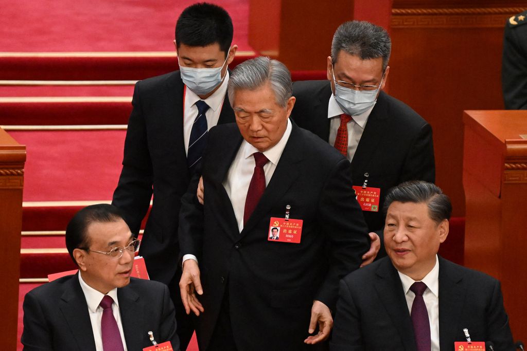 Presiden China Xi Jinping (kanan) duduk di sebelah Perdana Menteri Li Keqiang (kiri) saat mantan Presiden Hu Jintao (tengah) dibantu meninggalkan acara penutupan Kongres Partai Komunis China di Beijing, 22 Oktober 2022. 