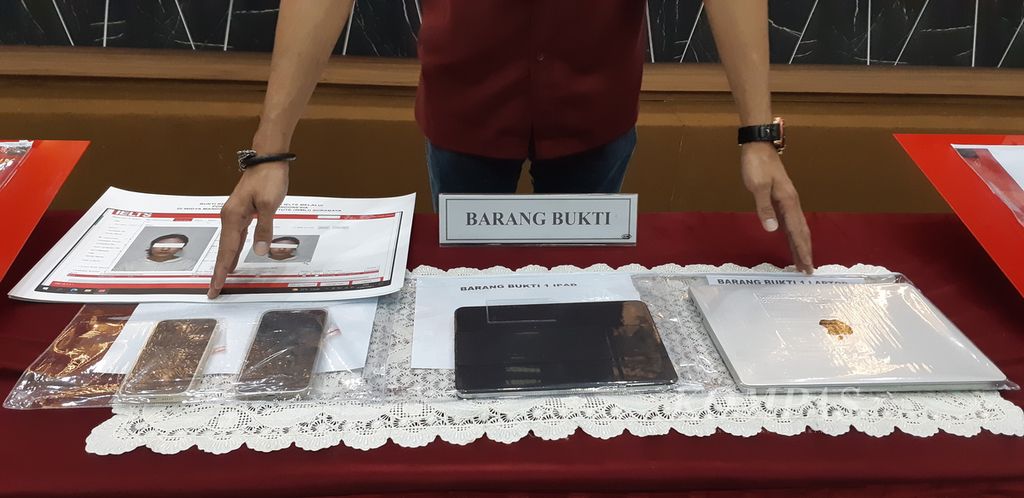 Petugas Imigrasi Surabaya menunjukkan barang bukti kasus warga negara China yang menjadi joki tes bahasa Inggris, Rabu (5/7/2023). Pelaku diduga sindikat internasional yang beroperasi di sejumlah negara. 