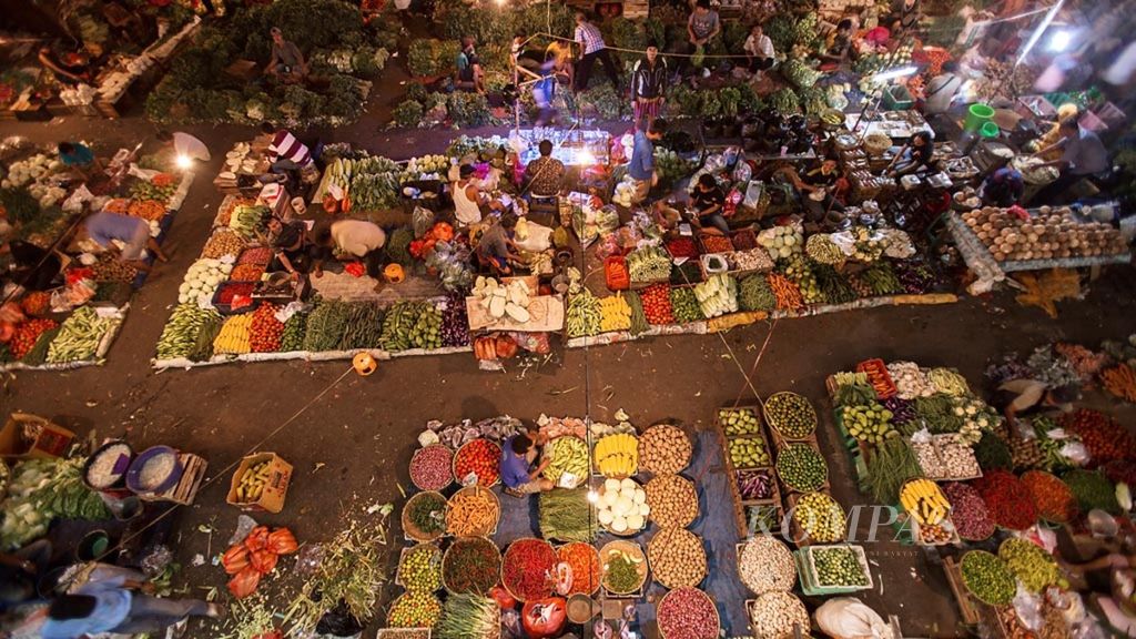 Pedagang sayur menyiapkan dagangannya di Pasar Pulogadung, Jakarta Timur, Rabu (8/7).