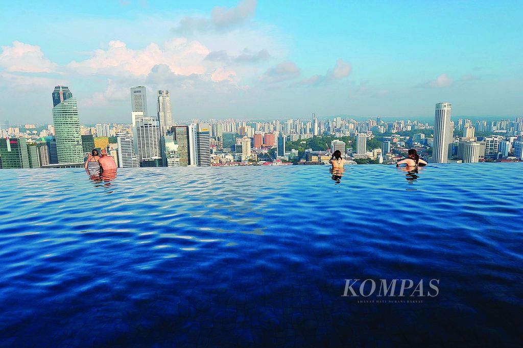 Wisatawan menikmati panorama Singapura dari atas Marina Bay Sands Hotel, Singapura, Kamis (12/4/2012). Negeri jiran itu terus membangun sejumlah kawasan bisnis dan pariwisata. 
