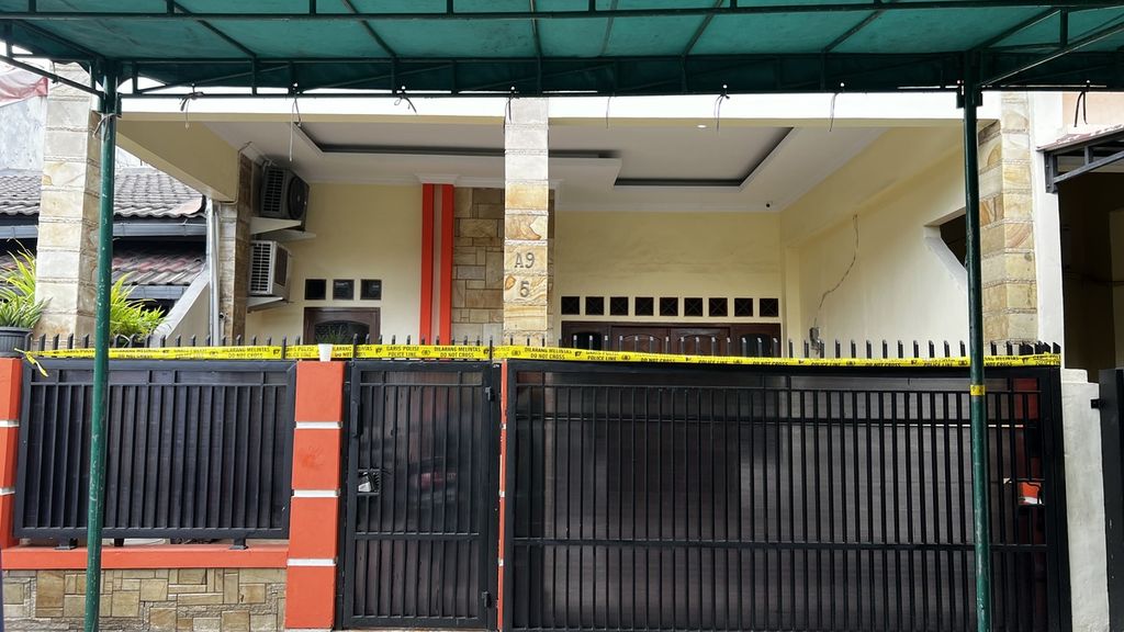 Tampak depan rumah INI dengan garis polisi di Pondok Makmur, Kelurahan Gebang Raya, Kecamatan Periuk, Kota Tangerang, Banten, pada Selasa (29/11/2022).