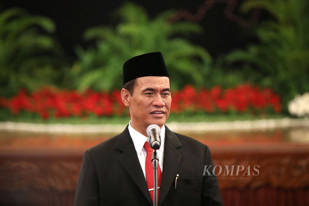 Amran Sulaiman menjawab pertanyaan wartawan seusai dilantik menjadi Menteri Pertanian di Istana Negara, Jakarta, Rabu (25/10/2023). 