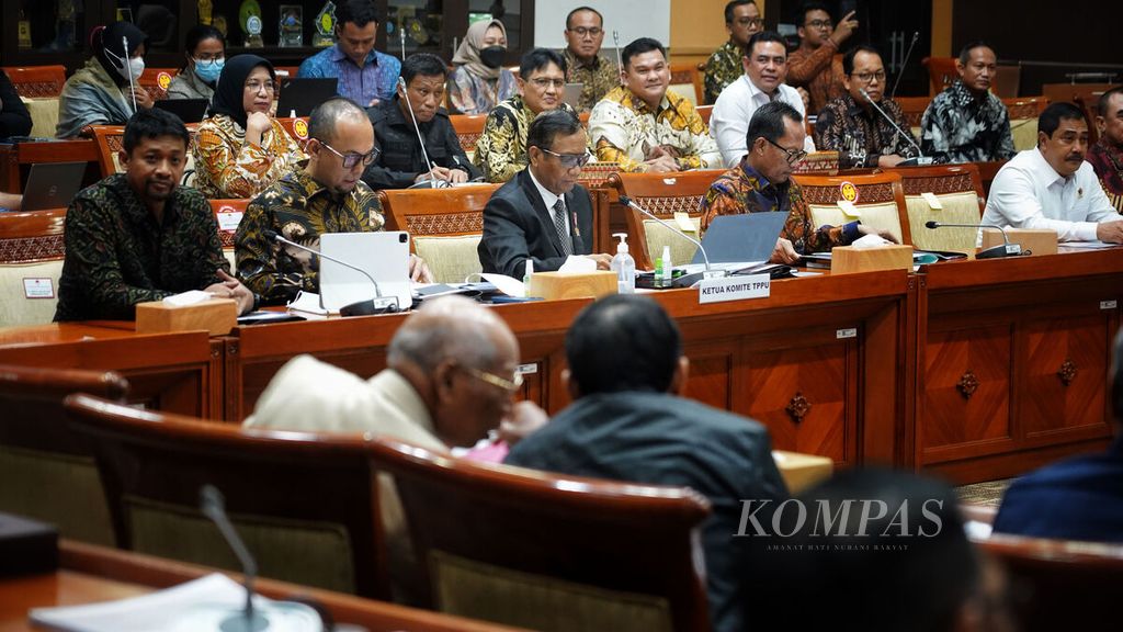Suasana saat Menteri Koordinator Politik, Hukum, dan Keamanan Mahfud MD bersama Komisi III DPR di Ruang Rapat Komisi III Gedung DPR, Jakarta, Rabu (29/3/2023). 