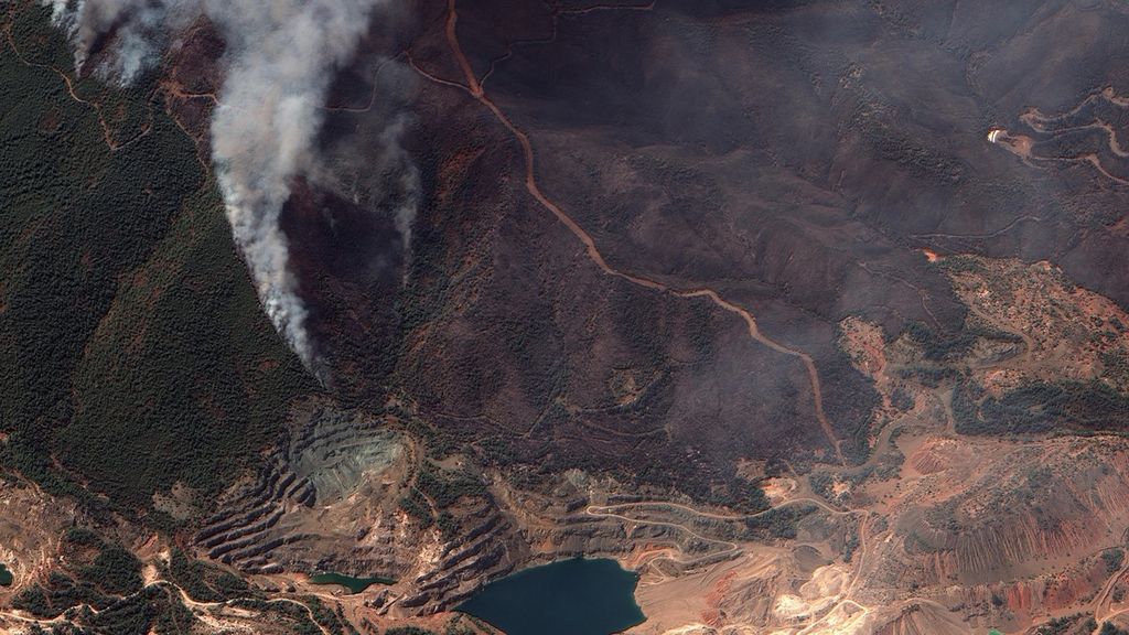 Gambar satelit yang dirilis oleh Maxar Technologies menunjukkan asap yang disebabkan oleh kebakaran hutan di Pulau Evia bagian utara, Yunani, Minggu (8/8/2021). Warga diungsikan keluar dari pulau karena kebakaran yang belum dikendalikan.