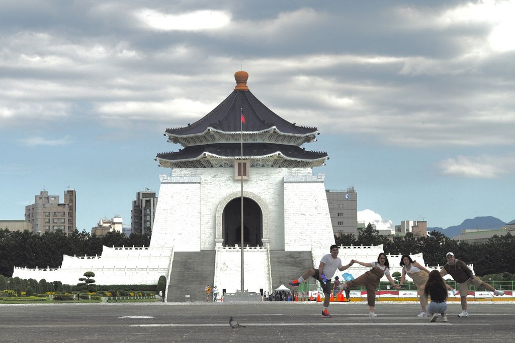 Pengunjung berfoto di depan Chiang Kai-shek Memorial Hall di Taipei, Taiwan, 6 Agustus 2022. Aktivitas masyarakat berjalan seperti biasa meski tengah berlangsung latihan militer China di sekeliling Taiwan sebagai respons atas kunjungan Ketua DPR AS Nancy Pelosi ke Taiwan, 2-3 Agustus 2022. 