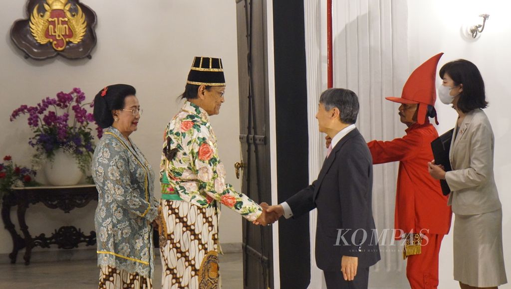 Raja Keraton Yogyakarta Sultan Hamengku Buwono X (tengah) berjabat tangan dengan Kaisar Jepang Naruhito (kiri), di Keraton Yogyakarta, Daerah Istimewa Yogyakarta, Rabu (21/6/2023). Naruhito mendapatkan jamuan hangat dari Sultan dalam kesempatan itu. 