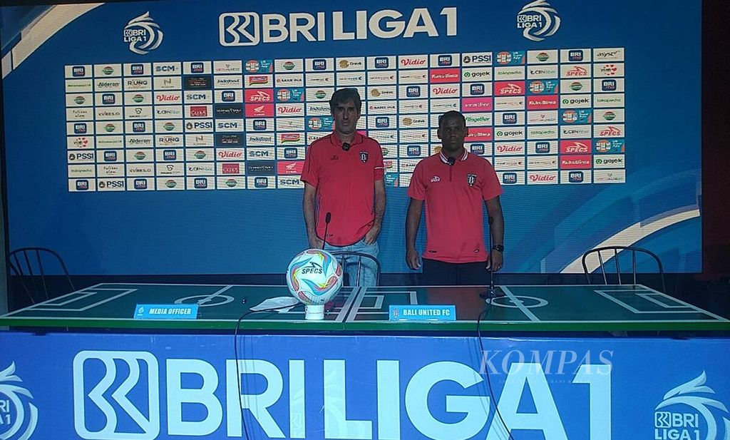 Pelatih Bali United Alessandro Stefano Cugurra Rodrigues (kiri) bersama pemain Bali United, Eber Henrique Ferreira de Bessa, dalam jumpa pers di Stadion Kapten I Wayan Dipta, Gianyar, Sabtu (11/11/2023).