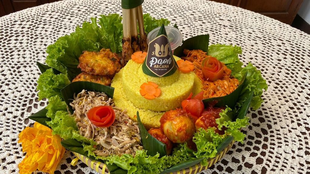 Nasi tumpeng Bali, menggunakan nasi kuning serta lauk-pauk seperti sate lilit, lawar klungah, telur Bali, bakwan jagung, dan ayam sisit. Tumpeng ini biasanya digunakan untuk selamatan sebelum memulai sebuah kegiatan. 