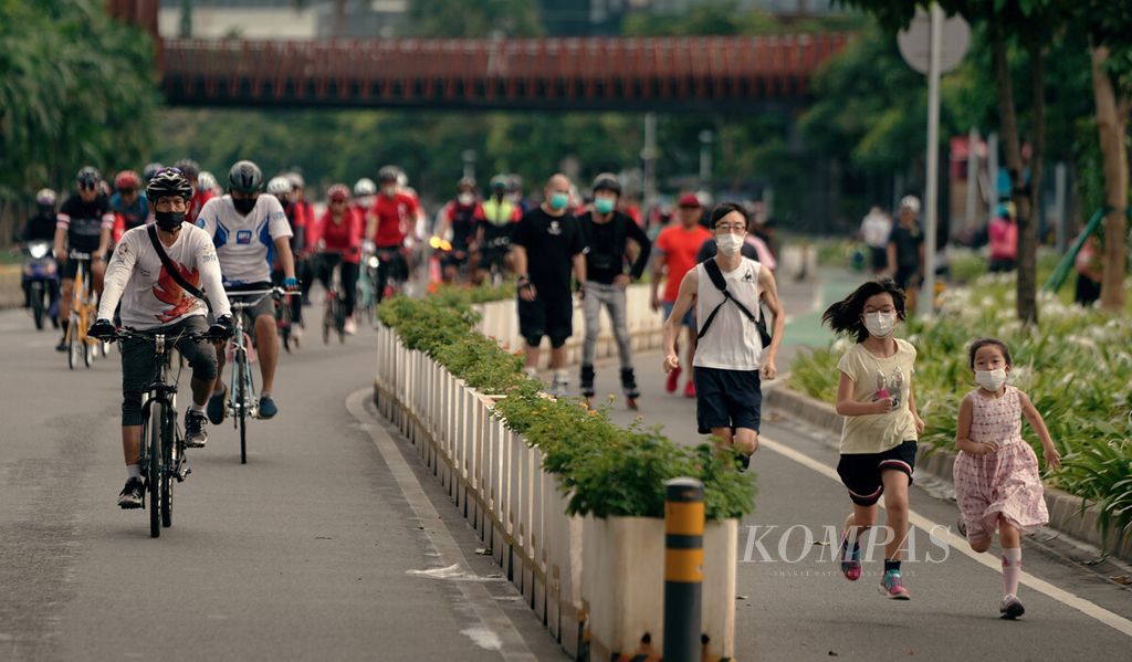 Anak-anak ikut berlari di jalur sepeda di Jalan Sudirman, Setiabudi, Jakarta Selatan, Minggu (6/2/2022). Kekuatan sistem kekebalan tubuh penting untuk menghadapi pandemi Covid-19. 