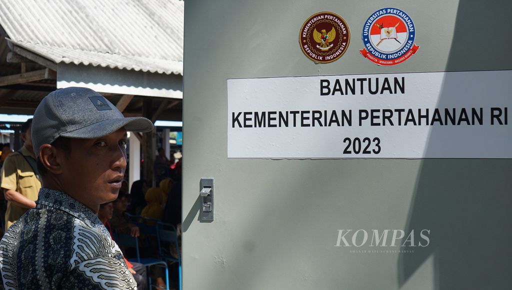 Seorang warga menyaksikan penyerahan bantuan sumur bor dari Kementerian Pertahanan di Desa Wareng, Kecamatan Wonosari, Kabupaten Gunungkidul, Daerah Istimewa Yogyakarta, Rabu (9/8/2023). 